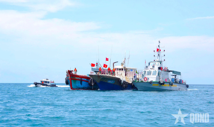 Tàu cá mang số hiệu 13377 được Bộ đội Biên phòng TP Hải Phòng tiến hành lai dắt vào âu cảng.