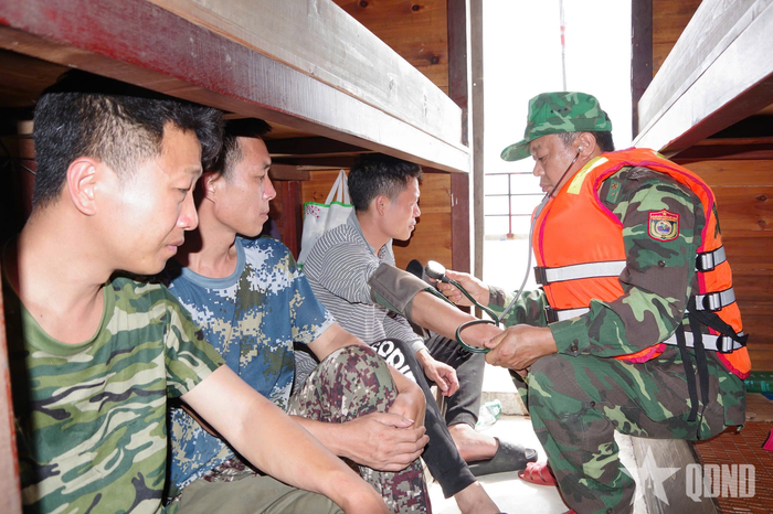 Tổ chức thăm, khám sức khỏe cho các ngư dân bị nạn sau khi được cứu hộ sang tàu Biên phòng an toàn.