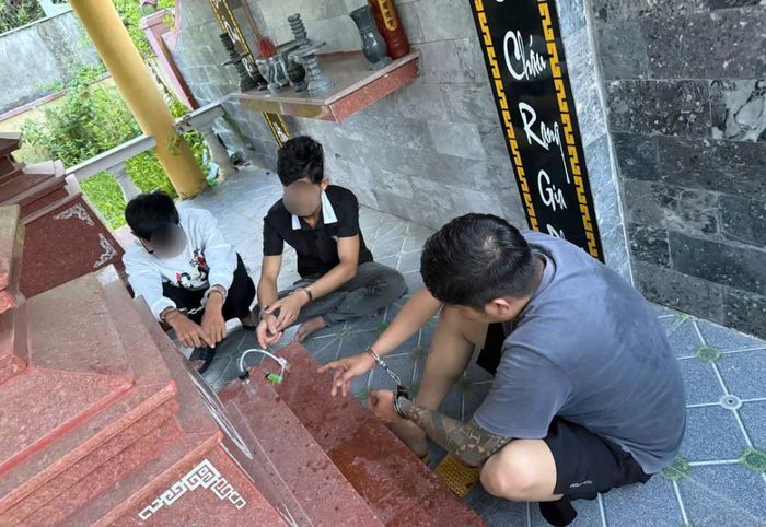 Công an xã Hà Nha bắt quả tang các đối tượng tổ chức sử dụng trái phép chất ma túy.