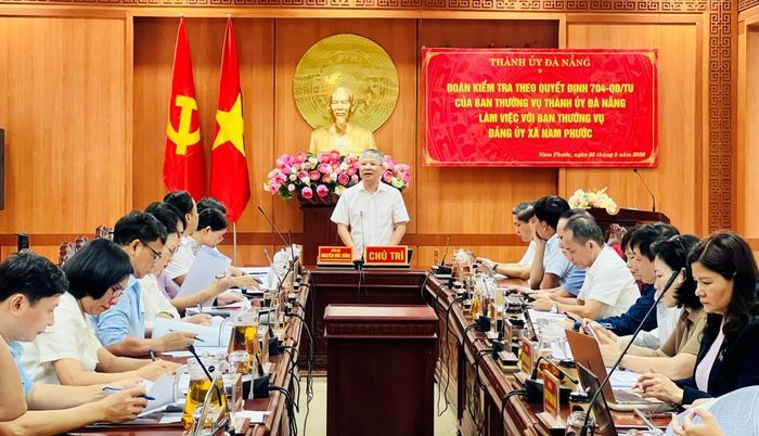 Phó Bí thư Thành ủy, Chủ tịch HĐND thành phố Nguyễn Đức Dũng chủ trì buổi làm việc.