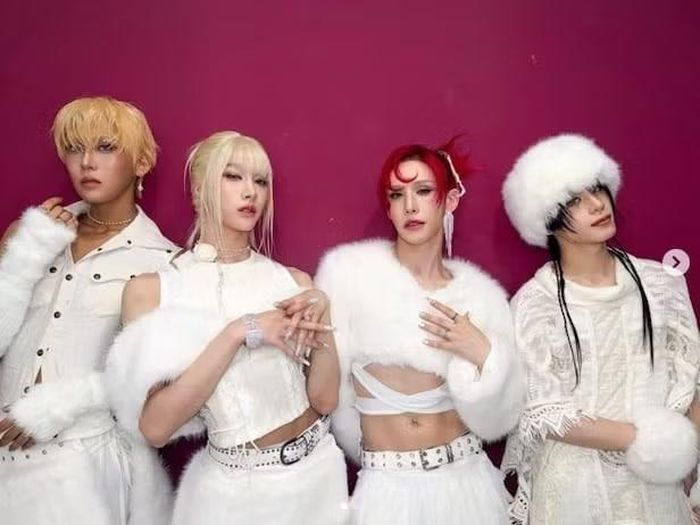 XLOV là nhóm nhạc 4 thành viên đầu tiên của Hàn Quốc theo đuổi concept "phi giới tính" (genderless) mong muốn truyền cảm hứng cho mọi người sống đúng với con người thật của mình và theo đuổi hình mẫu mà họ mong muốn.