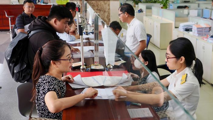 Tiếp nhận và giải quyết hồ sơ thuế tại trụ sở Thuế TPHCM. ẢNH: HOÀNG HÙNG