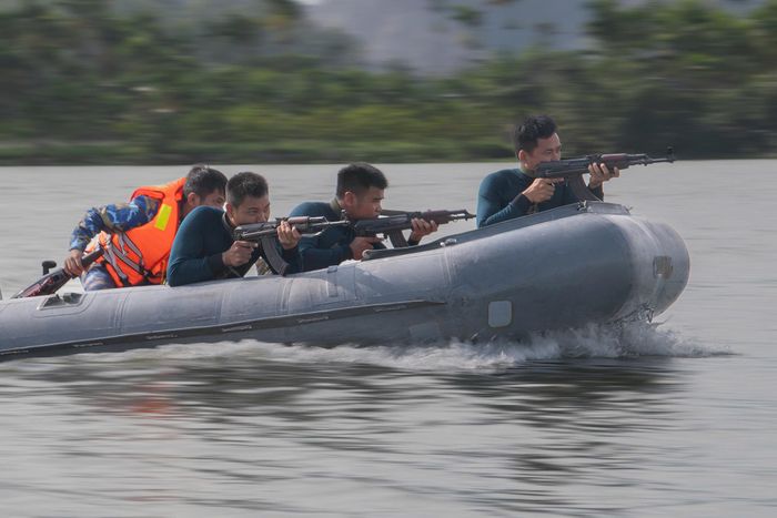  Bộ đội đặc công nước (thuộc Quân chủng Hải quân) huấn luyện đánh chiếm mục tiêu. Ảnh: QUÂN CHỦNG HẢI QUÂN 