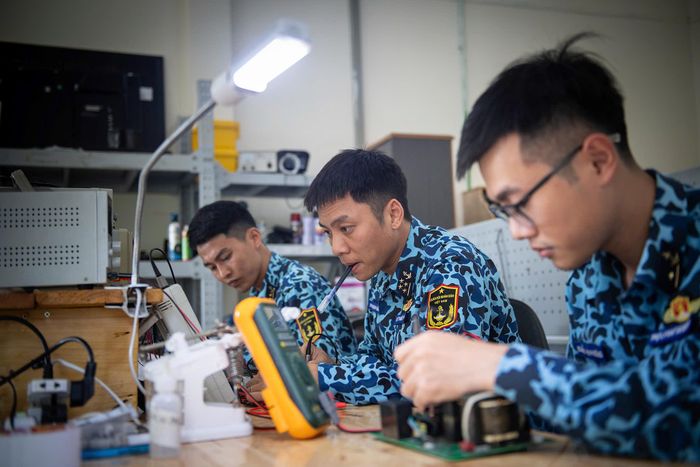  Thủy thủ tàu ngầm tích cực nghiên cứu khoa học để làm chủ đại dương. Ảnh: QUÂN CHỦNG HẢI QUÂN 