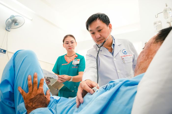  TS-BS Trương Nguyễn Hoài Linh thăm khám cho người bệnh sau phẫu thuật. 