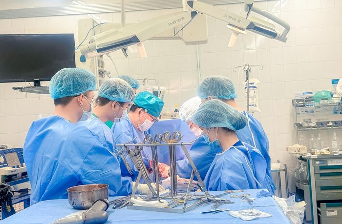  Ê-kíp phẫu thuật Bệnh viện Thống Nhất nỗ lực cứu sống người bệnh. 