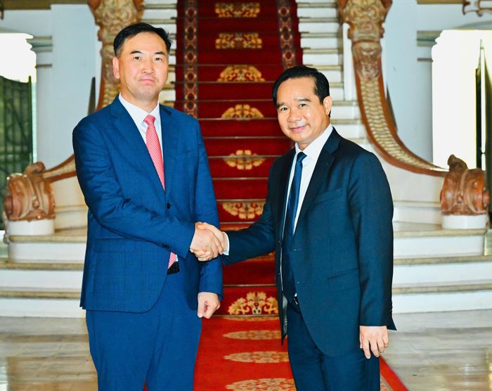  Đồng chí Nguyễn Văn Được tiếp ông Hwang Keun Ha. Ảnh: VIỆT DŨNG 