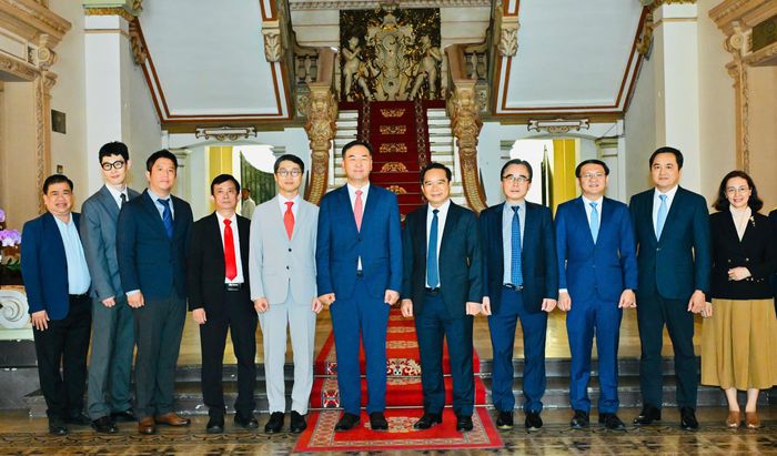  Các đại biểu chụp ảnh lưu niệm. Ảnh: VIỆT DŨNG 