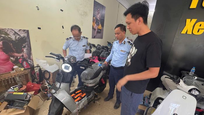 Lực lượng chức năng kiểm tra cơ sở kinh doanh xe điện tại đường Khuất Duy Tiến, Hà Nội, ngày 5-5. Ảnh: BẢO TRUNG
