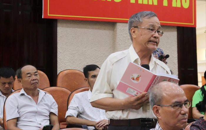  Cử tri phường Tân Phú nêu ý kiến tại buổi hội nghị tiếp xúc cử tri 