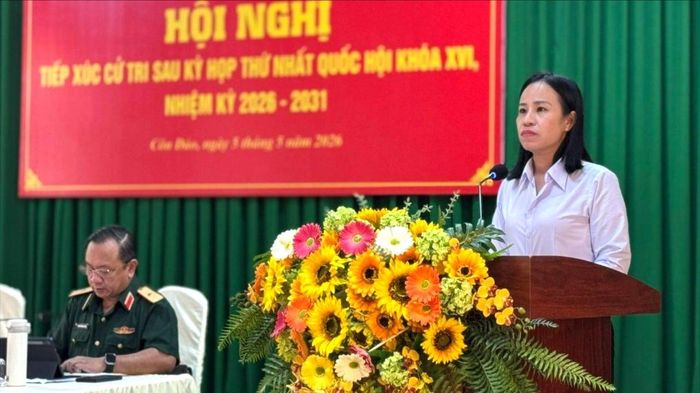  Đồng chí Võ Ngọc Thanh Trúc phát biểu tại buổi tiếp xúc cử tri 