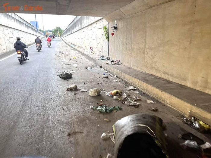 Nguyên nhân của tình trạng này là do rác thải từ nơi khác trôi đến sau cơn mưa đầu mùa vào chiều 2/5.