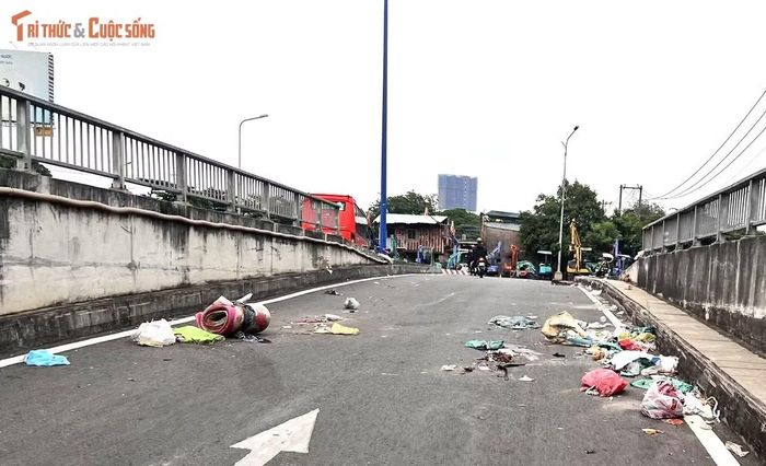 Rác thải bủa vây trong hầm chui 75 tỷ đồng khiến nhiều người đi đường ngán ngẫm.