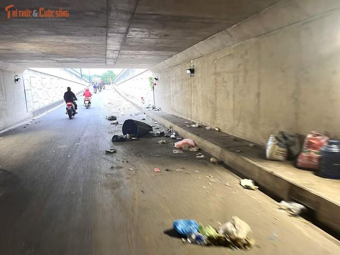 Nhiều túi rác lớn và các vật dụng nằm rải rác trên khắp mặt đường hầm chui, người tham gia giao thông nếu không để ý rất dễ tông vào.