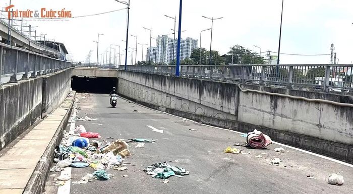 Người đi đường qua lại tại khu vực hầm chui trước bến xe Miền Đông mới (TP Thủ Đức cũ), phường Long Bình, TP HCM vô cùng ngao ngán khi thấy cảnh rác thải vương vãi khắp nơi.