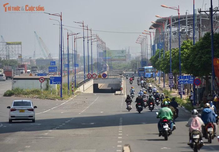 Công trình được kỳ vọng giảm áp lực giao thông khu vực, giúp người dân đi lại được thuận lợi hơn. Tuy nhiên, theo ghi nhận có khác ít phương tiện di chuyển xuống hầm.