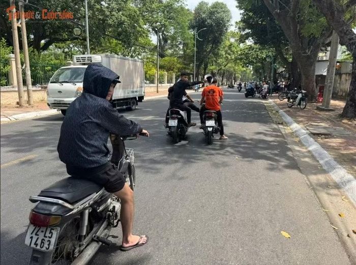 Hành vi côn đồ của 3 đối tượng bị camera hành trình của phương tiện lưu thông phía sau ghi lại. Đoạn clip sau đó lan truyền trên mạng xã hội, gây bức xúc trong dư luận.