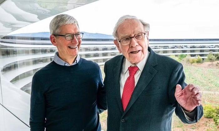 Trong khoảnh khắc hiếm hoi, Buffett yêu cầu Tim Cook đứng dậy nhận tràng pháo tay từ hàng nghìn cổ đông, như một lời khẳng định về thành công vang dội của khoản đầu tư vào Apple.