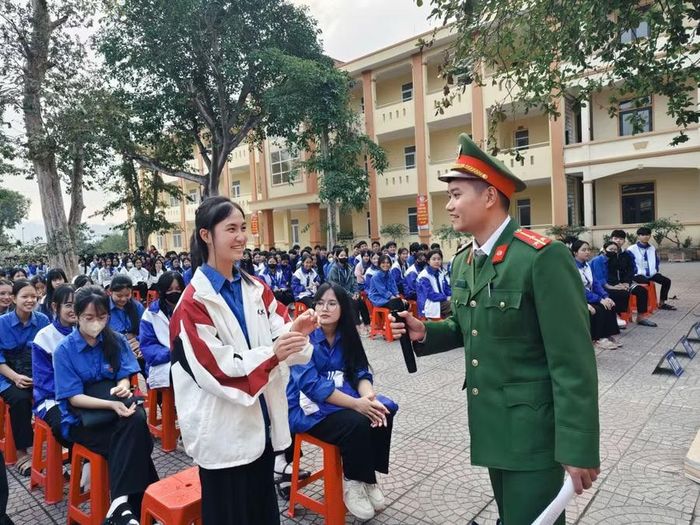Chương trình truyền thông giáo dục pháp luật tại Trường THPT Thanh Chương 3 (Cát Ngạn, Nghệ An). Ảnh: NTCC
