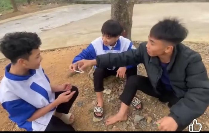 Tình huống giả định rủ rê, lôi kéo bạn hút thuốc lá trong video phòng chống tác hại thuốc lá trong cộng đồng của lớp 10C, Trường THPT Thanh Chương 3, Nghệ An. Ảnh: Cắt từ clip.