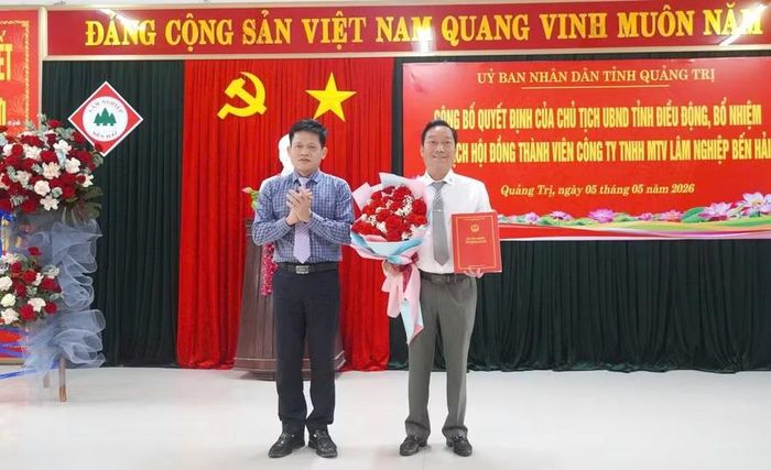Phó Chủ tịch UBND tỉnh Lê Văn Bảo trao quyết định bổ nhiệm cho ông Lê Hoài Nhân, Giám đốc Công ty TNHH MTV Lâm nghiệp Bến Hải.