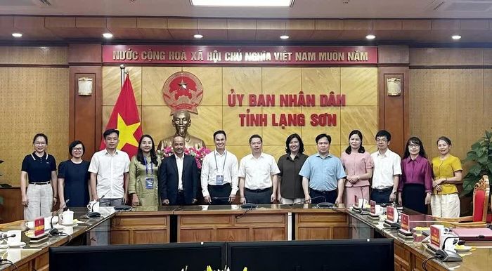 Tác giả cùng đoàn kiều bào làm việc với lãnh đạo tỉnh Lạng Sơn. (Ảnh TGCC)
