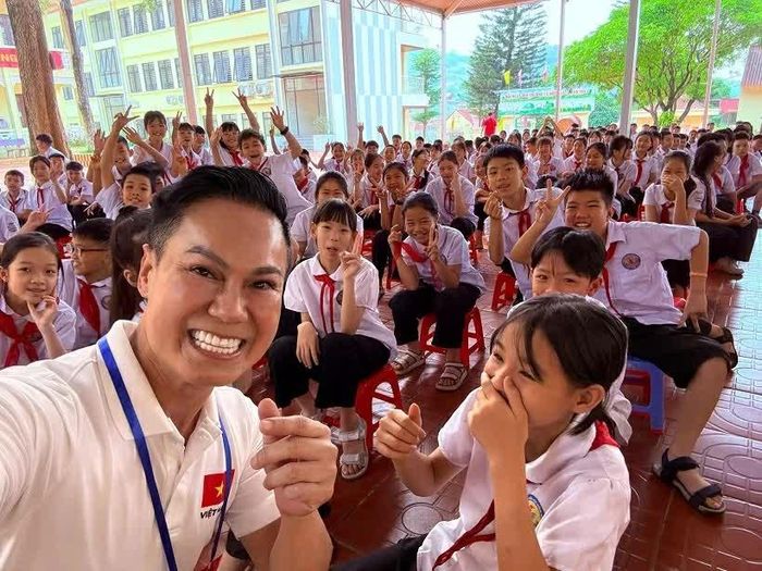 Tác giả chụp ảnh cùng các em học sinh Trường Tiểu học Đồng Đăng. (Ảnh TGCC)