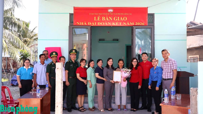 Đồn Biên phòng Xuân Đài (Ban Chỉ huy Bộ đội Biên phòng tỉnh Đắk Lắk) phối hợp với Ủy ban Mặt trận Tổ quốc Việt Nam phường Sông Cầu và Ngân hàng Agribank Chi nhánh Sông Cầu tổ chức bàn giao nhà “Đại đoàn kết” cho gia đình bà Nguyễn Thị Hiệp, trú tại tổ dân phố Trung Trinh, phường Sông Cầu, tỉnh Đắk Lắk. Ảnh: Ngọc Lân