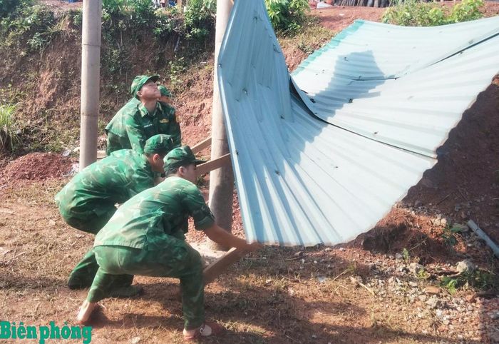 Cán bộ, chiến sĩ Đồn Biên phòng Ba Nang, Bộ đội Biên phòng tỉnh Quảng Trị giúp dân khắc phục hậu quả do lốc xoáy. Ảnh: Hoài Nam