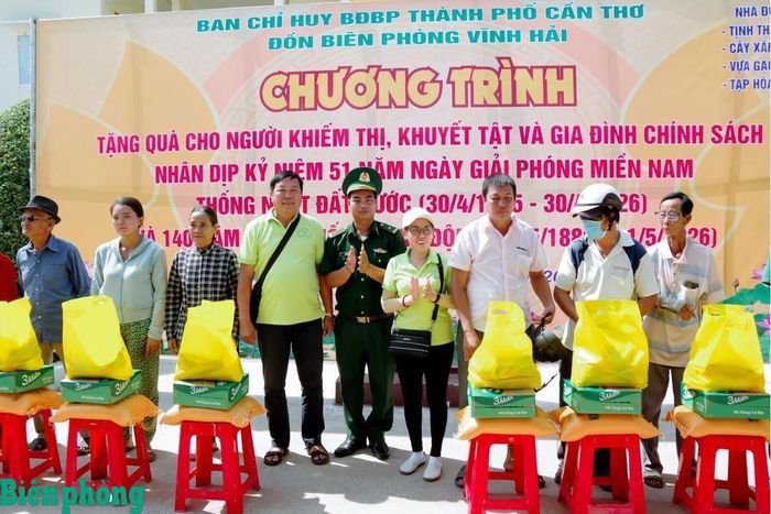 Đồn Biên phòng Vĩnh Hải, Ban Chỉ huy Bộ đội Biên phòng thành phố Cần Thơ phối hợp với Tịnh Thất Ngọc Sơn (xã Ngọc Long, thành phố Hồ Chí Minh) cùng các nhà hảo tâm tổ chức chương trình trao tặng quà cho người khiếm thị, người khuyết tật và gia đình chính sách trên địa bàn xã Vĩnh Hải, thành phố Cần Thơ. Ảnh: Văn Long