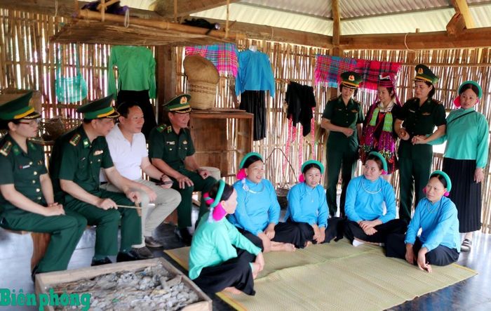 Nghe các nghệ nhân Sán Chỉ hát Soóng Cọ. Ảnh: PVA