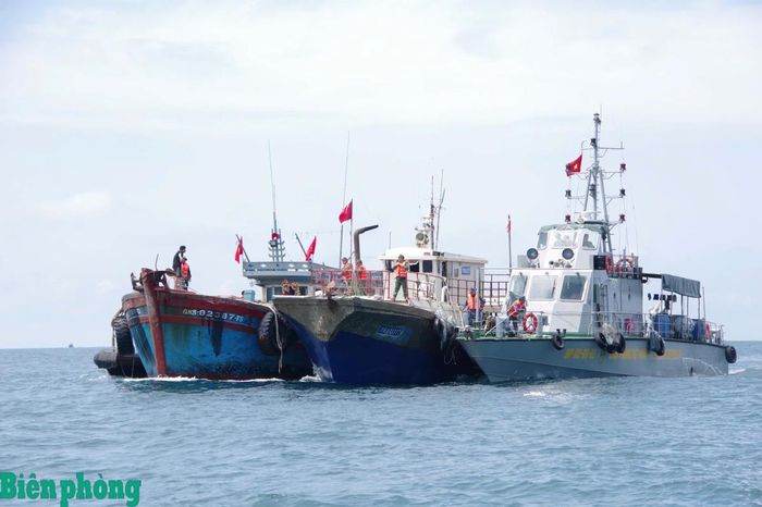 Tàu cá mang số hiệu 13377 được Bộ đội Biên phòng thành phố Hải Phòng tiến hành lai dắt vào âu cảng. Ảnh: Xuân Chính
