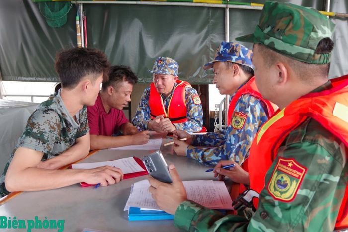 Cán bộ Bộ đội Biên phòng thành phố Hải Phòng thăm hỏi và tiếp nhận thông tin từ thuyền viên bị nạn. Ảnh: Xuân Chính