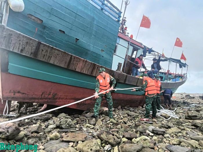 Bộ đội Biên phòng thành phố Hải Phòng hỗ trợ tàu cá mang số hiệu 14106 gia cố neo đậu an toàn, chờ thủy triều lên cao sẽ lai dắt vào âu cảng. Ảnh: Xuân Chính