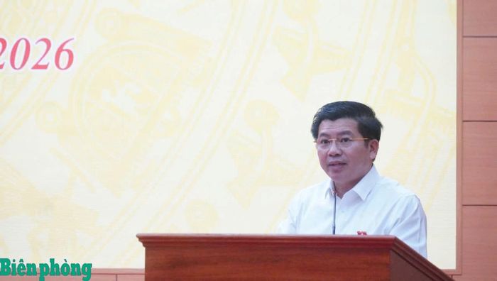 Ông Trần Vũ Khiêm, Phó Bí thư Thường trực Tỉnh ủy, Trưởng đoàn đại biểu Quốc hội tỉnh Quảng Trị tiếp thu các ý kiến, kiến nghị của cử tri. Ảnh: Ngọc Mai