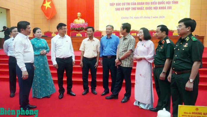 Các đại biểu Quốc hội tỉnh Quảng Trị trò chuyện với cử tri bên lề hội nghị. Ảnh: Ngọc Mai