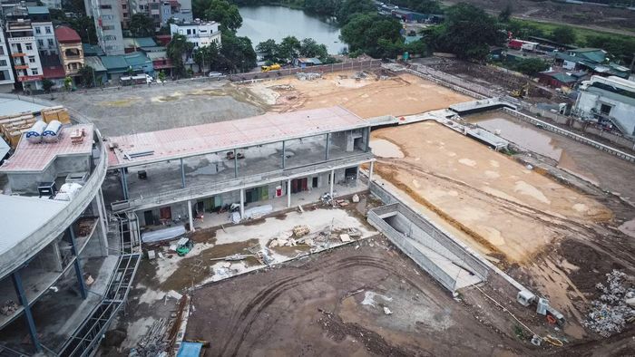 Phần tầng hầm rộng khoảng 5.000 m² hiện đã xong cơ bản phần thô, được thiết kế làm bãi đỗ xe, tạo khác biệt so với nhiều bến xe hiện có.