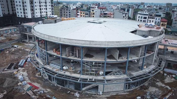 Hạng mục chính này là khối nhà tròn 3 tầng nổi và 1 tầng hầm hiện đang lắp đặt mái và hệ thống kính tầng 1.
