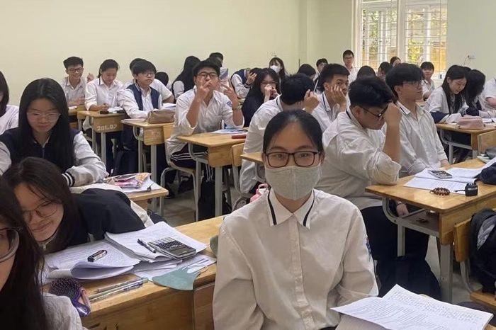 Học sinh lớp 12 Trường THPT Trần Nhân Tông, Hà Nội trong lớp học