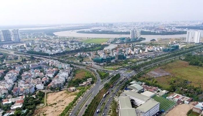 Không chỉ đóng góp trực tiếp vào GDP, thị trường bất động sản phát triển còn tạo hiệu ứng lan tỏa tới hàng chục ngành nghề.