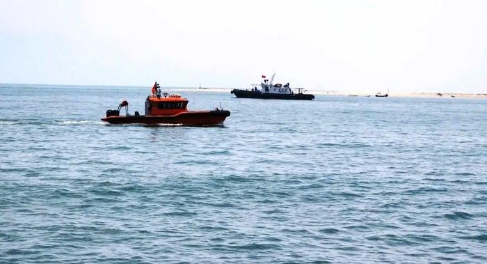 Huy động nhiều lực lượng, phương tiện tổ chức tìm kiếm nạn nhân mất tích tại khu vực cầu vượt cửa biển Thuận An, TP. Huế.