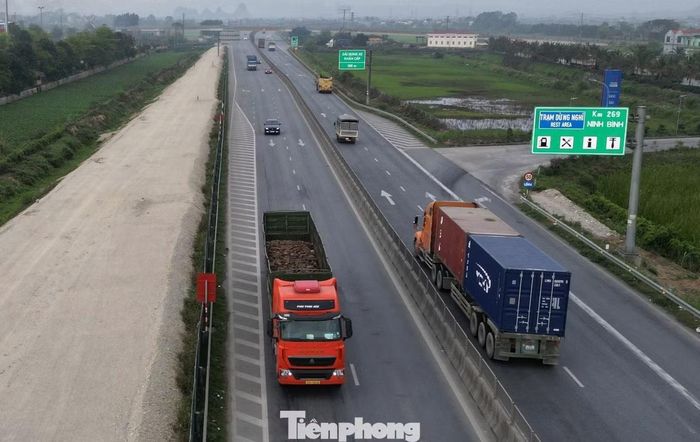 Tuy nhiên, trên toàn tuyến đường dự án dài 15,3 km vẫn còn một số đoạn do giải phóng mặt bằng xong muộn nên các nhà thầu vẫn phải quây rào phần diện tích mở rộng để thi công tiếp.