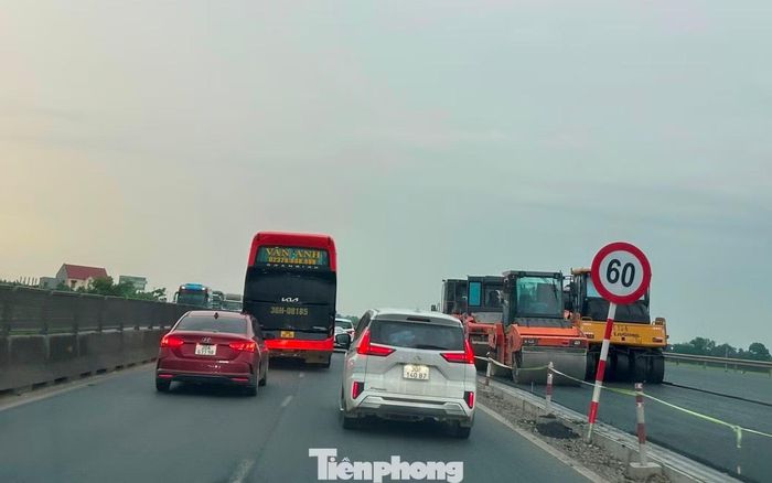Việc đường cao tốc nhưng nhiều đoạn có biển báo hạn chế tốc độ xuống còn 50 - 60km/h, dẫn đến nhiều tài xế bất ngờ, bối rối, thậm chí lo lắng có thể bị phạt nguội vì nhiều đoạn hãm tốc độ không kịp. Ngoài ra, khi xe ô tô lưu thông chậm đã làm ùn ứ xảy ra.