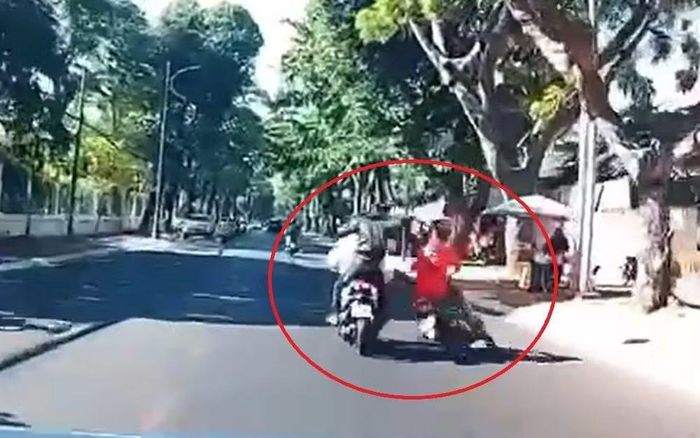 Hình ảnh hai thanh niên áp sát dùng mũ bảo hiểm đánh nạn nhân.