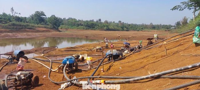 Hệ thống máy bơm nước nằm trơ trọi giữa hồ.