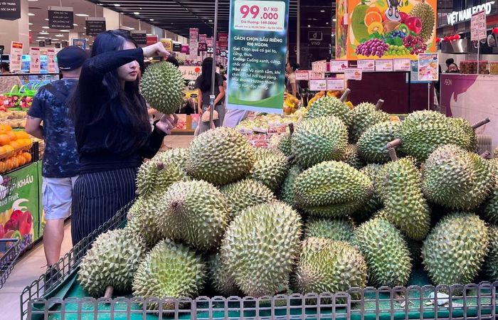 Sầu riêng trong siêu thị có giá sau khuyến mãi là 99.000 đồng/kg, sầu riêng tách vỏ gần 400.000 đồng/kg.