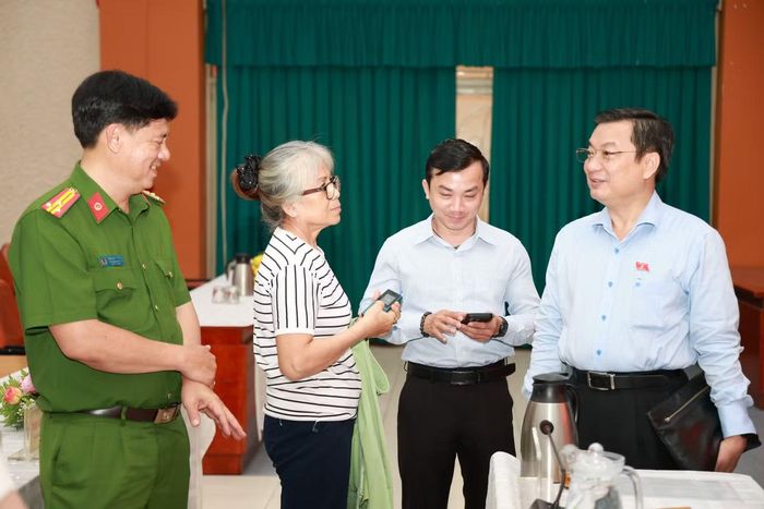 Tổ đại biểu Quốc hội TPHCM đơn vị số 8 gặp gỡ, trao đổi với bà con cử tri tại hội nghị. Ảnh: Ngô Tùng