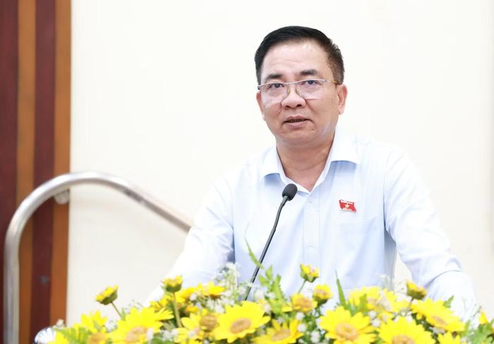 Trung tướng Nguyễn Minh Đức trao đổi các ý kiến của cử tri.