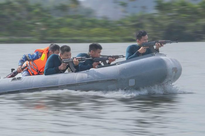 Đặc công Hải quân huấn luyện đánh chiếm mục tiêu.