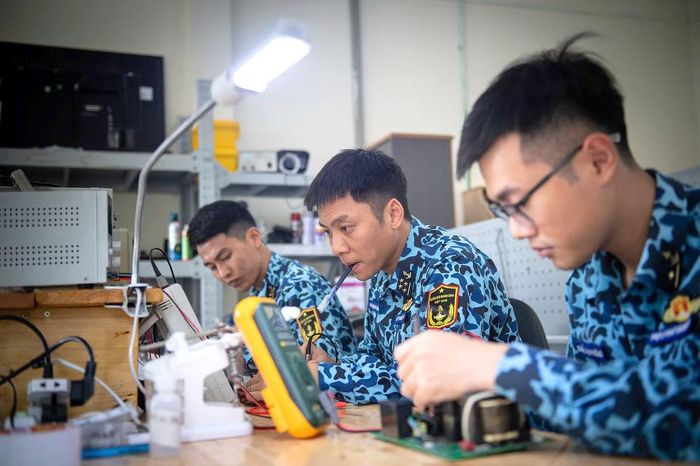 Thủy thủ tàu ngầm tích cực nghiên cứu khoa học để làm chủ đại dương.